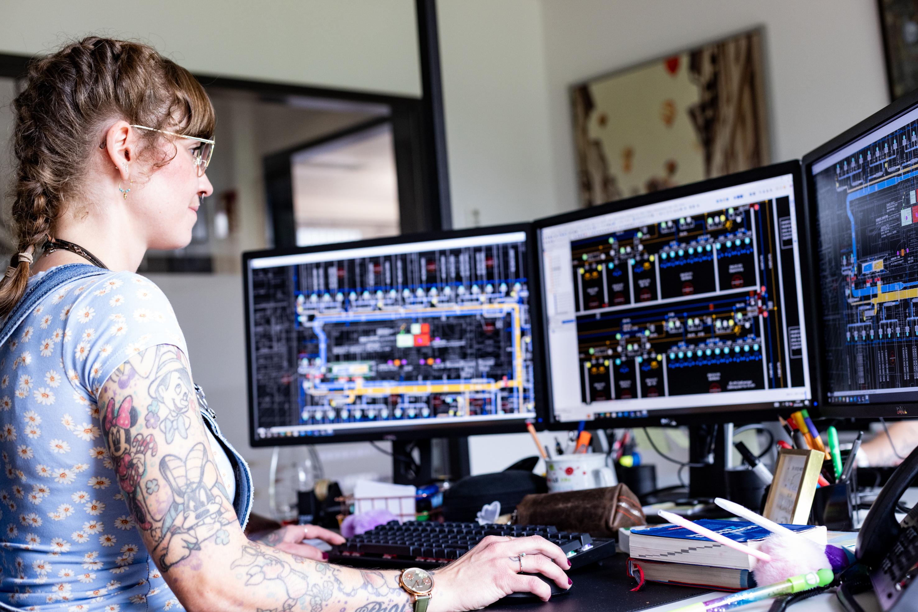 Zwei Personen schauen auf Monitor